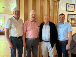 Michael Rischke, Hermann Völlger und Uwe Bergmann gratulieren Reinhold Strobl zum 75. Geburtstag