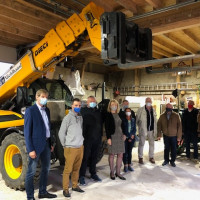 Unser Bild zeigt die Mitglieder der SPD-Kreistagsfraktion bei ihrem Besuch beim Holzbau Michlhansl. 2.v.links: Moritz Lobenhofer